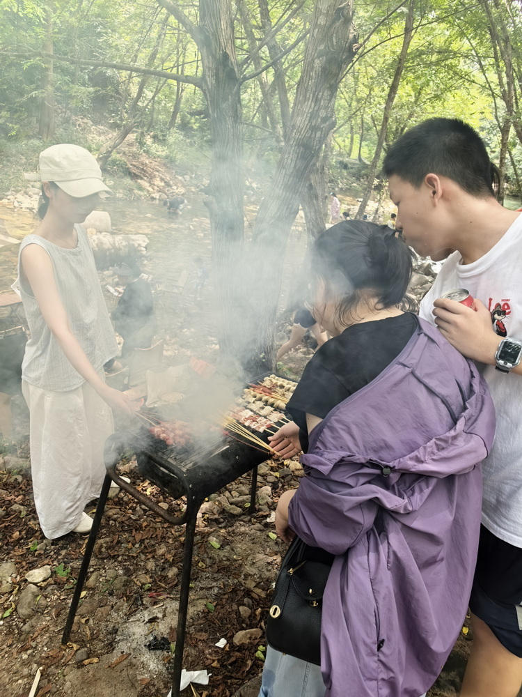 义乌亿群网络团队在浦江诗人小镇溪边进行野外烧烤团建